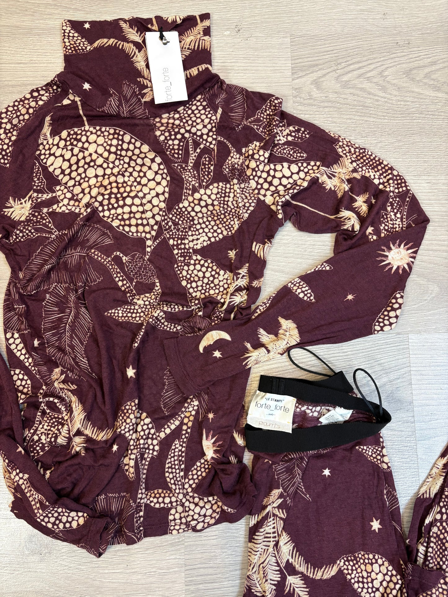 FORTE FORTE. Conjunto burdeos estampado mezcla