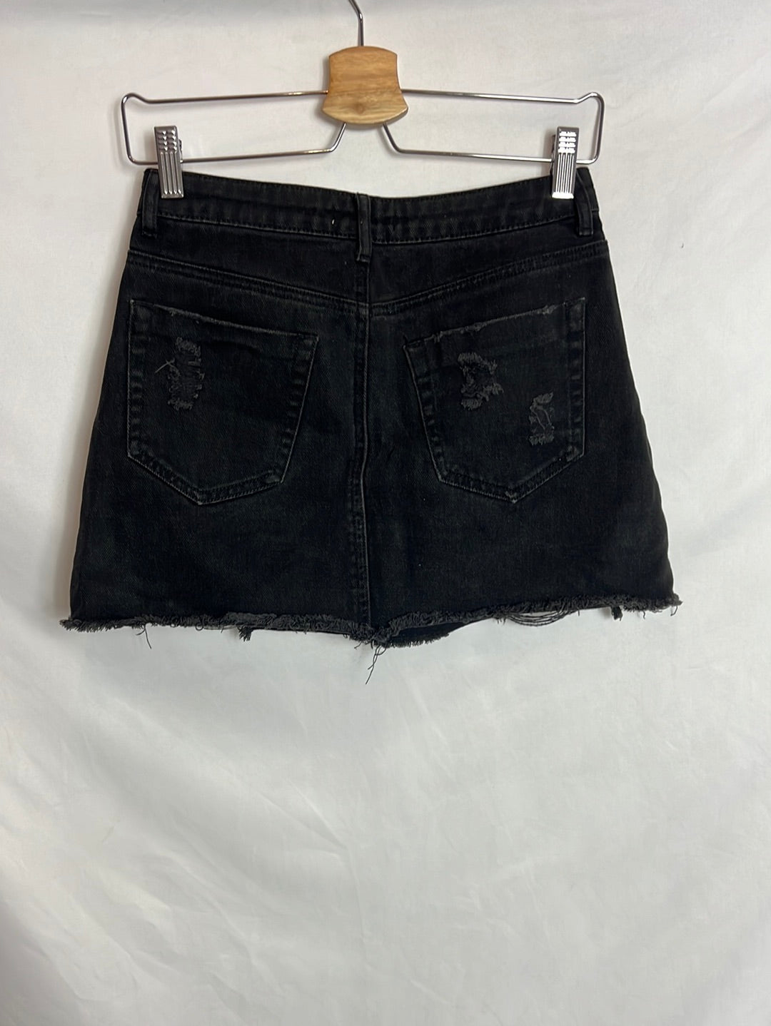 FOREVER 21. Short black ripped skirt. Size 34