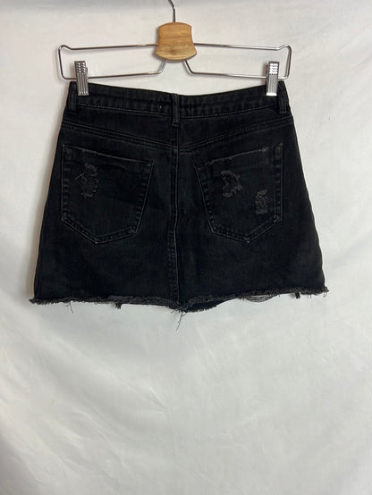 FOREVER 21. Short black ripped skirt. Size 34
