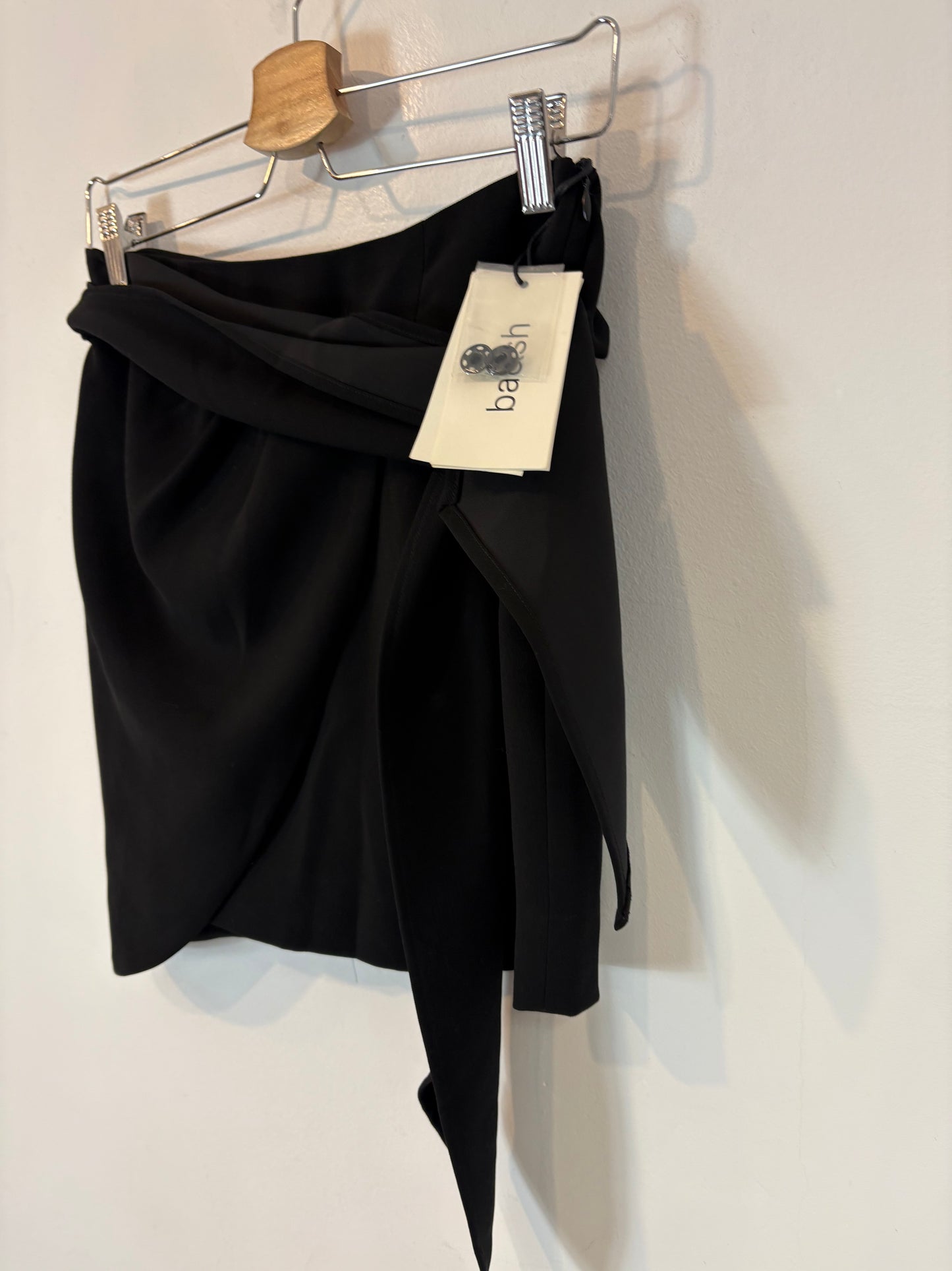 BA&SH. Falda negra  lazada