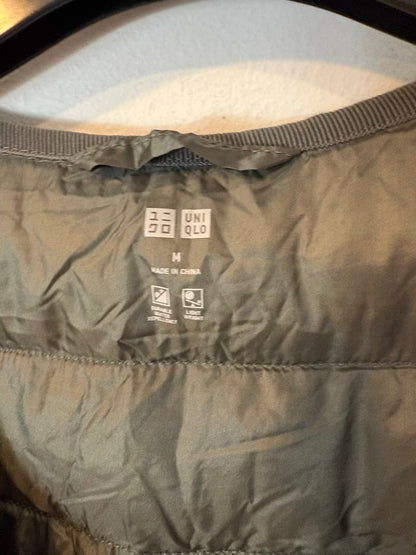 UNIQLO. Chaleco verde ultra ligero