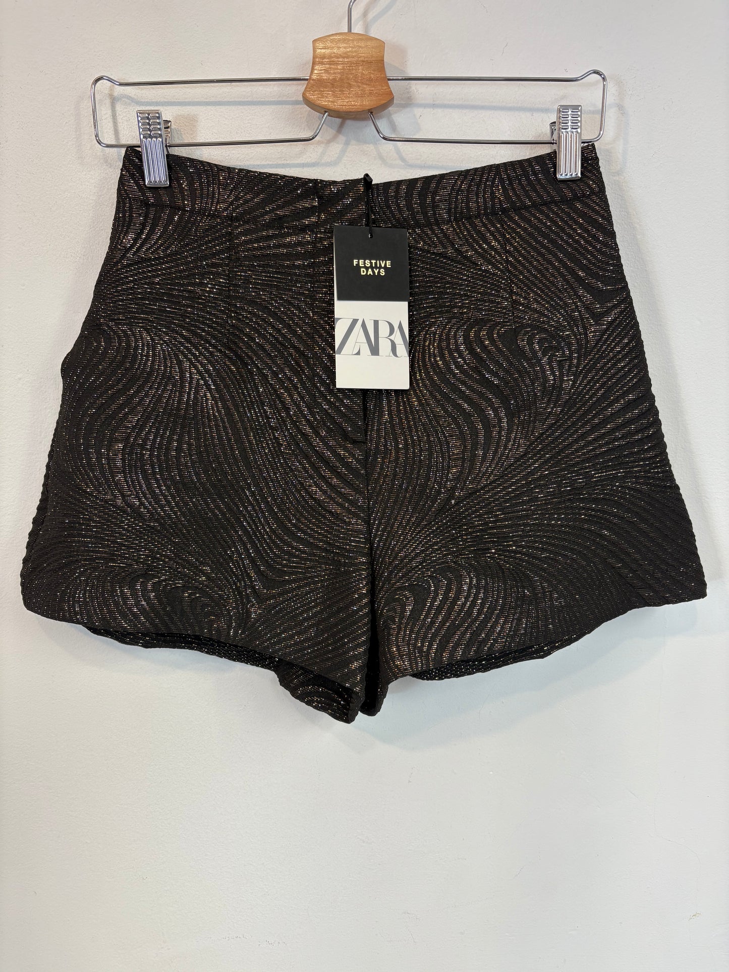 ZARA. Pantalón corto hilos dorados