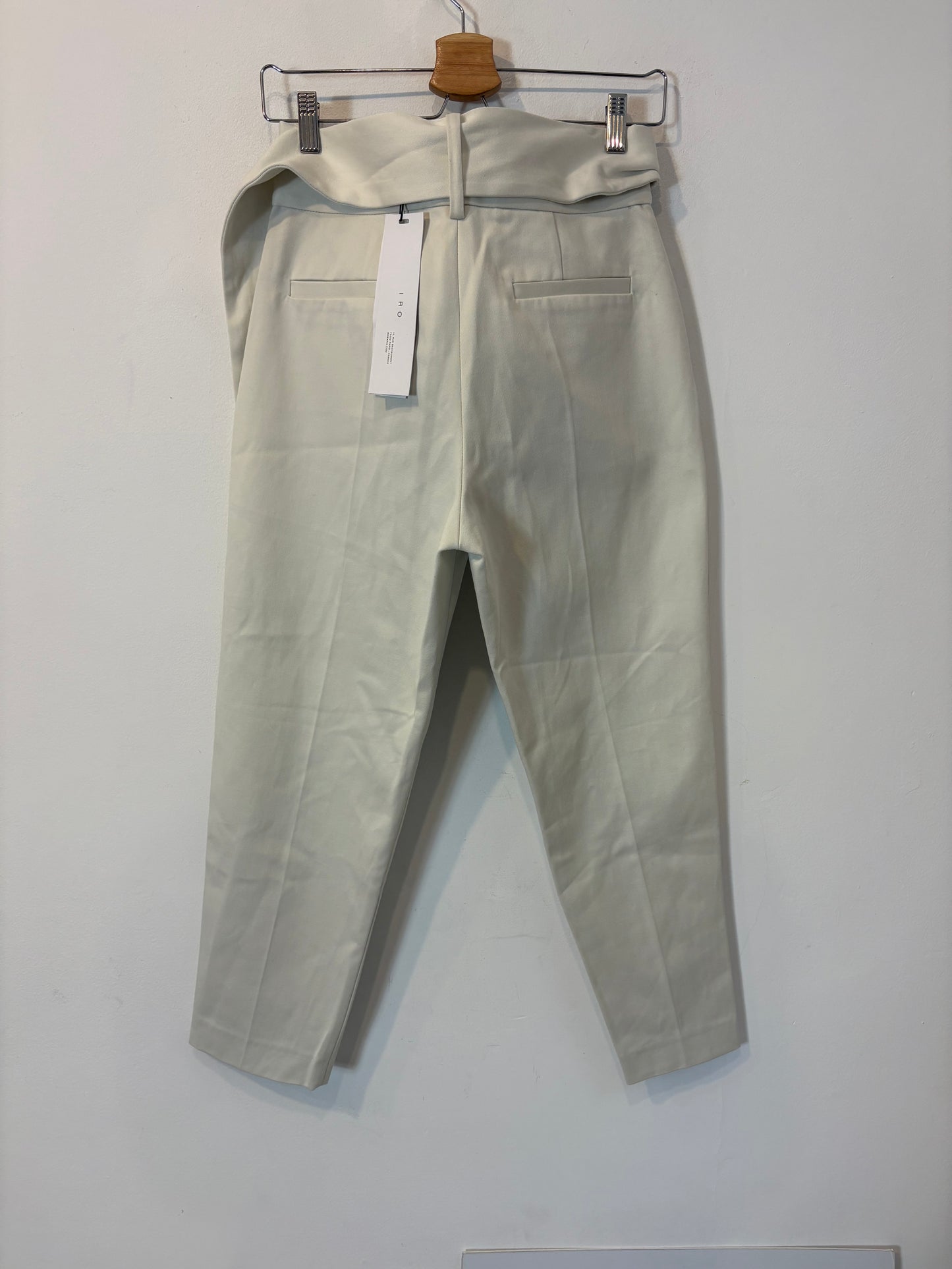 IRO. Pantalón pinzas detalle cinturón. T 38