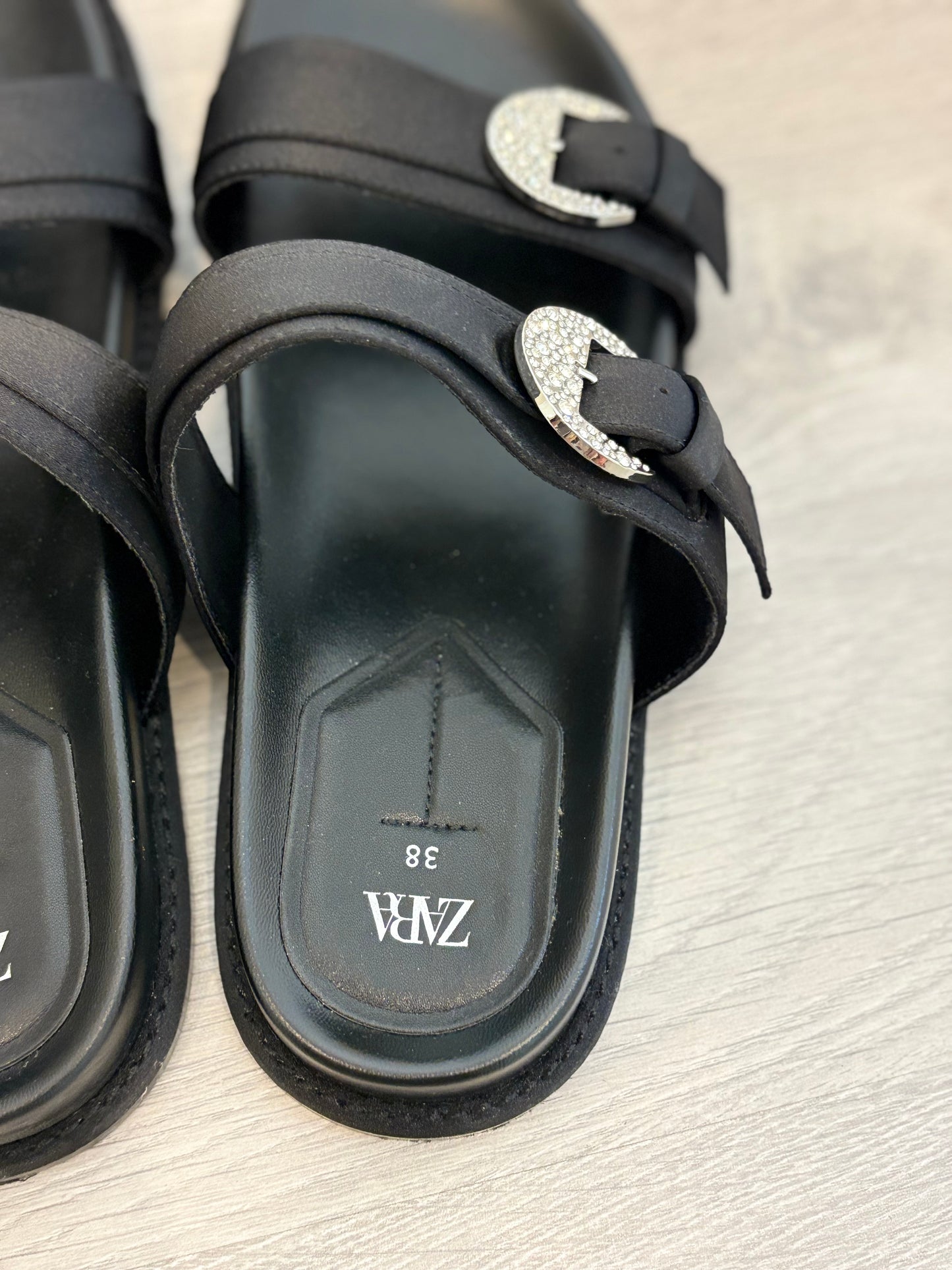 ZARA. Sandalia negra hebillas T.38