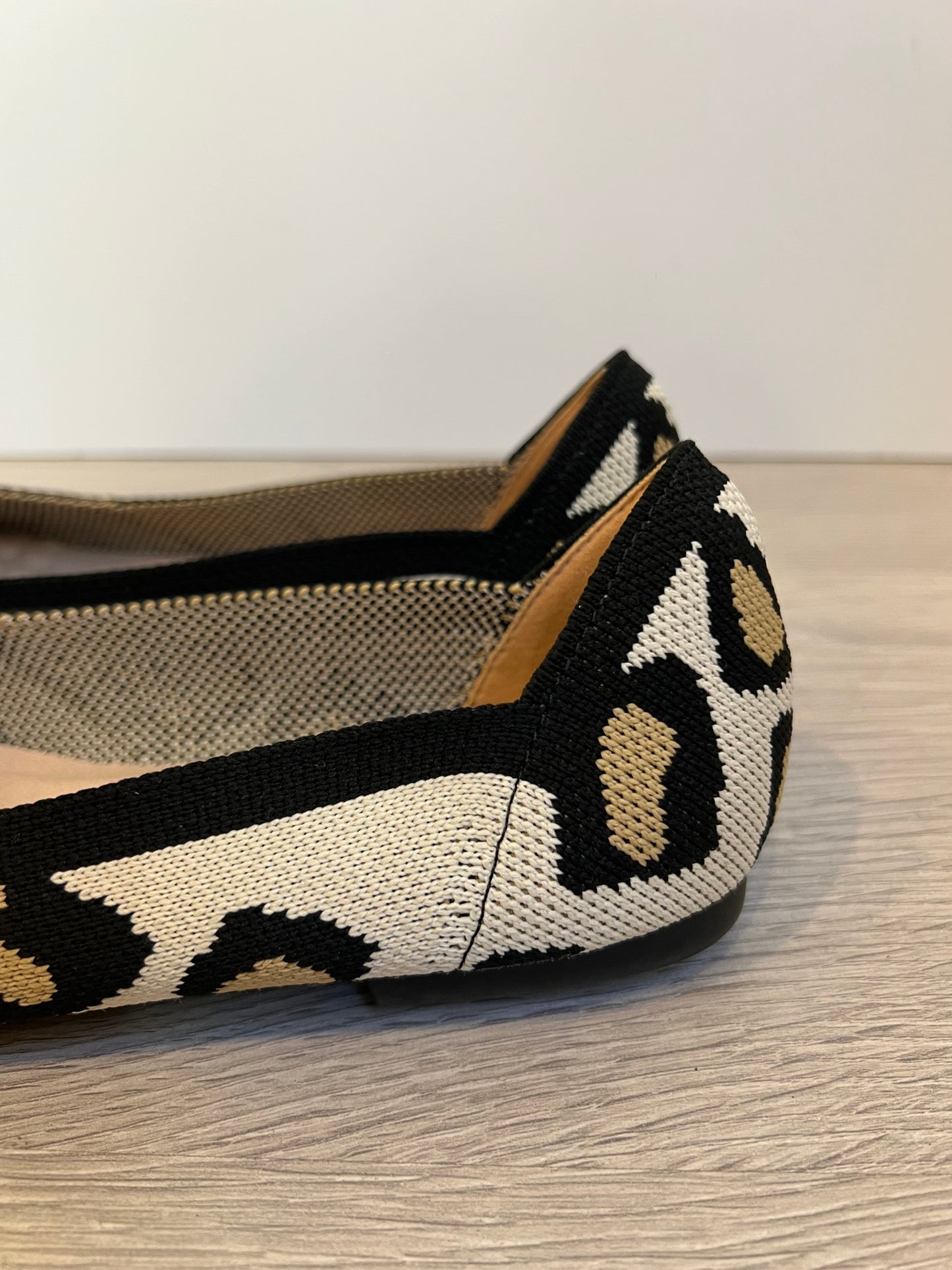 OTRAS. Zapato plano textura animal print. T 39