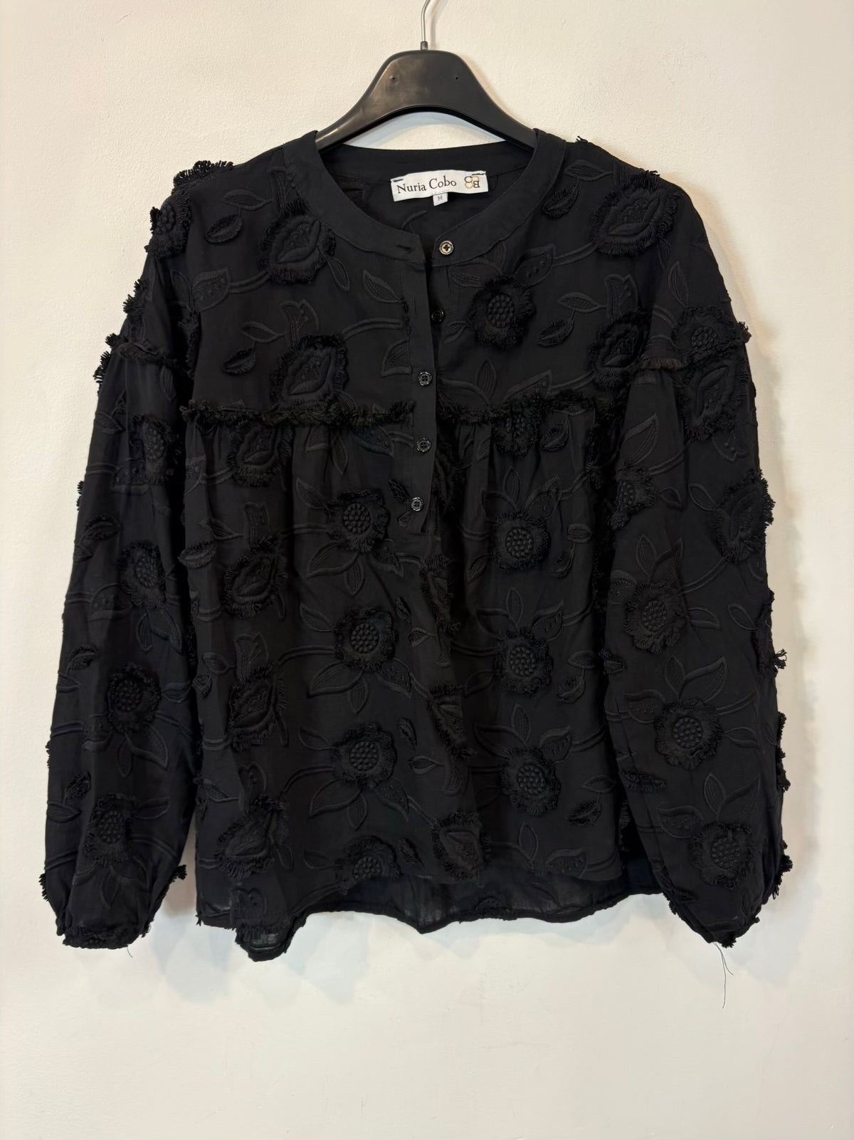 NURIA COBO. Blusa negra texturas