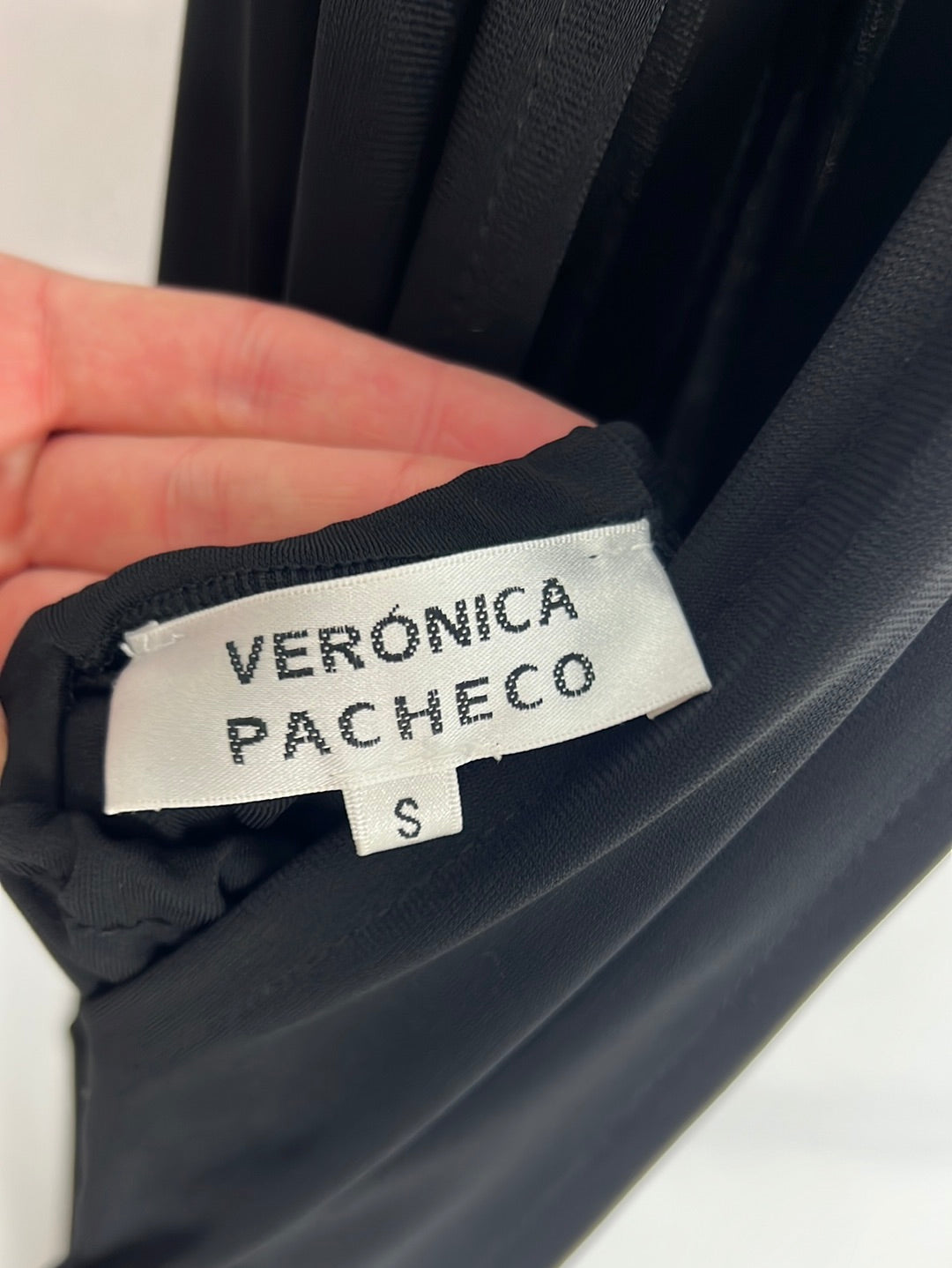 VERÓNICA PACHECO. Mono negro fluido cuello halter. T S