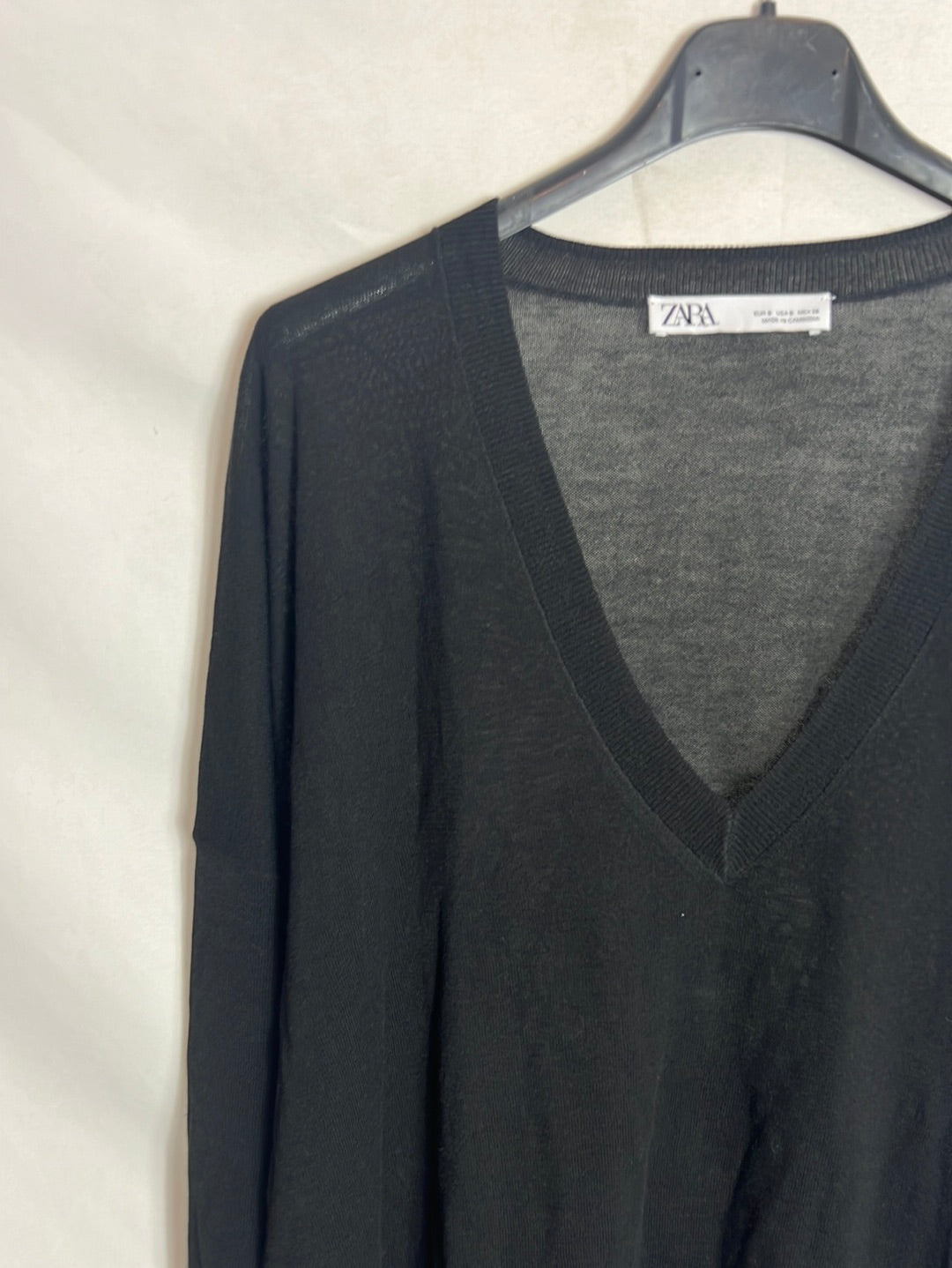 ZARA. Jersey negro fino cuello pico. TS