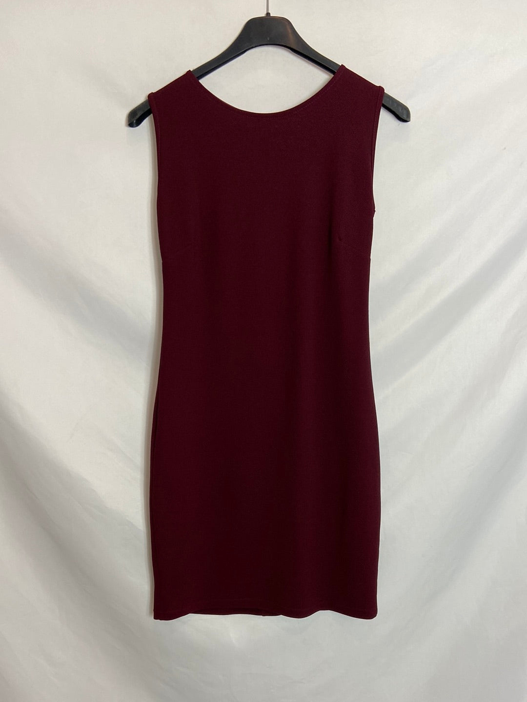 AINE. Vestido burdeos corto. T.S