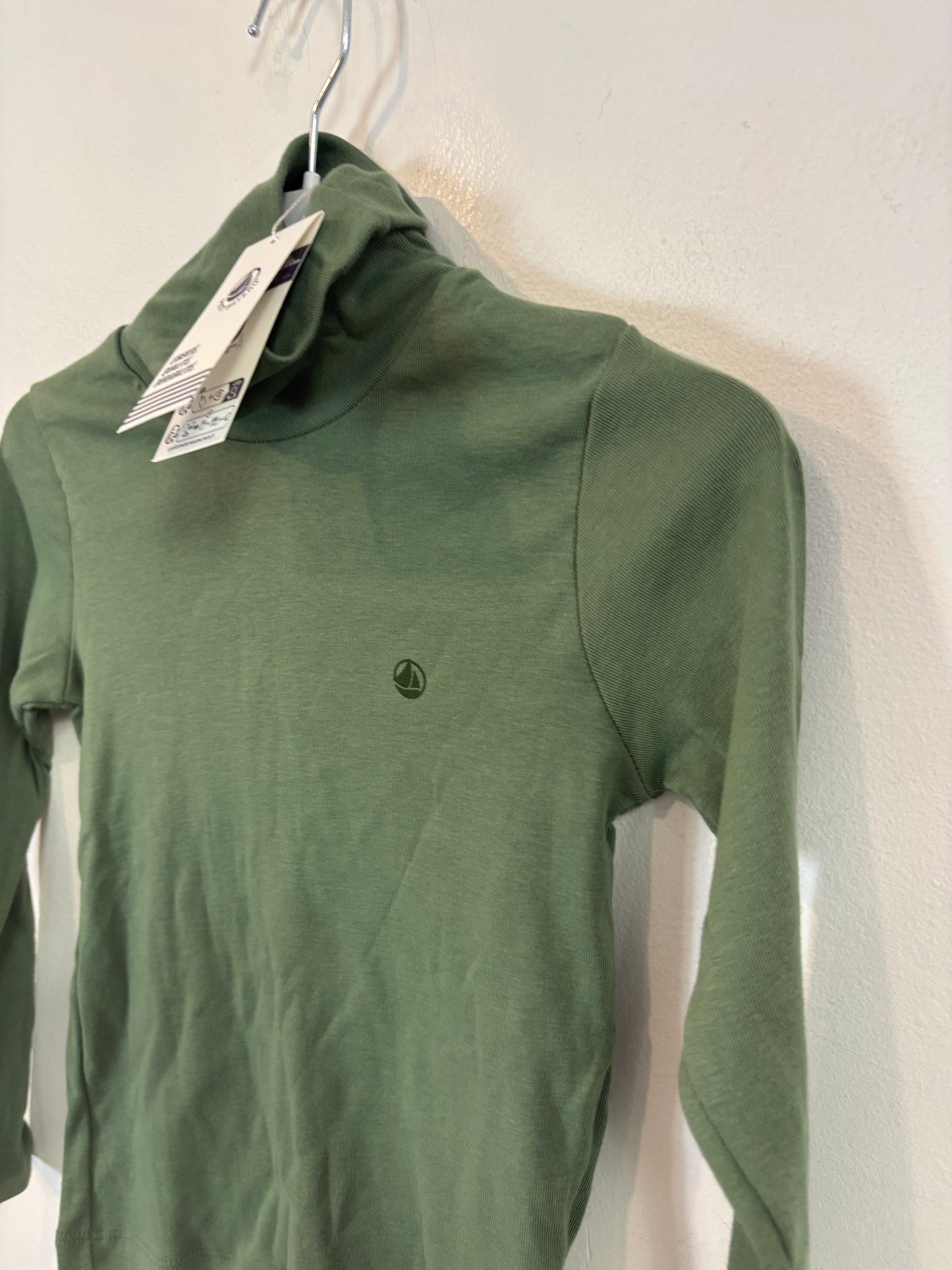 PETIT BATEAU. Camiseta verde manga larga. T 6 años
