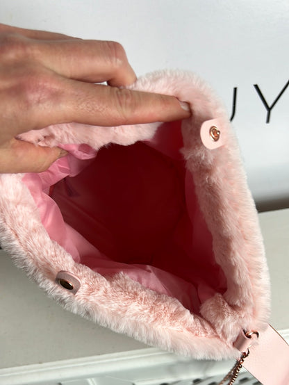 OTRAS. Bolso pelito rosa doble asa