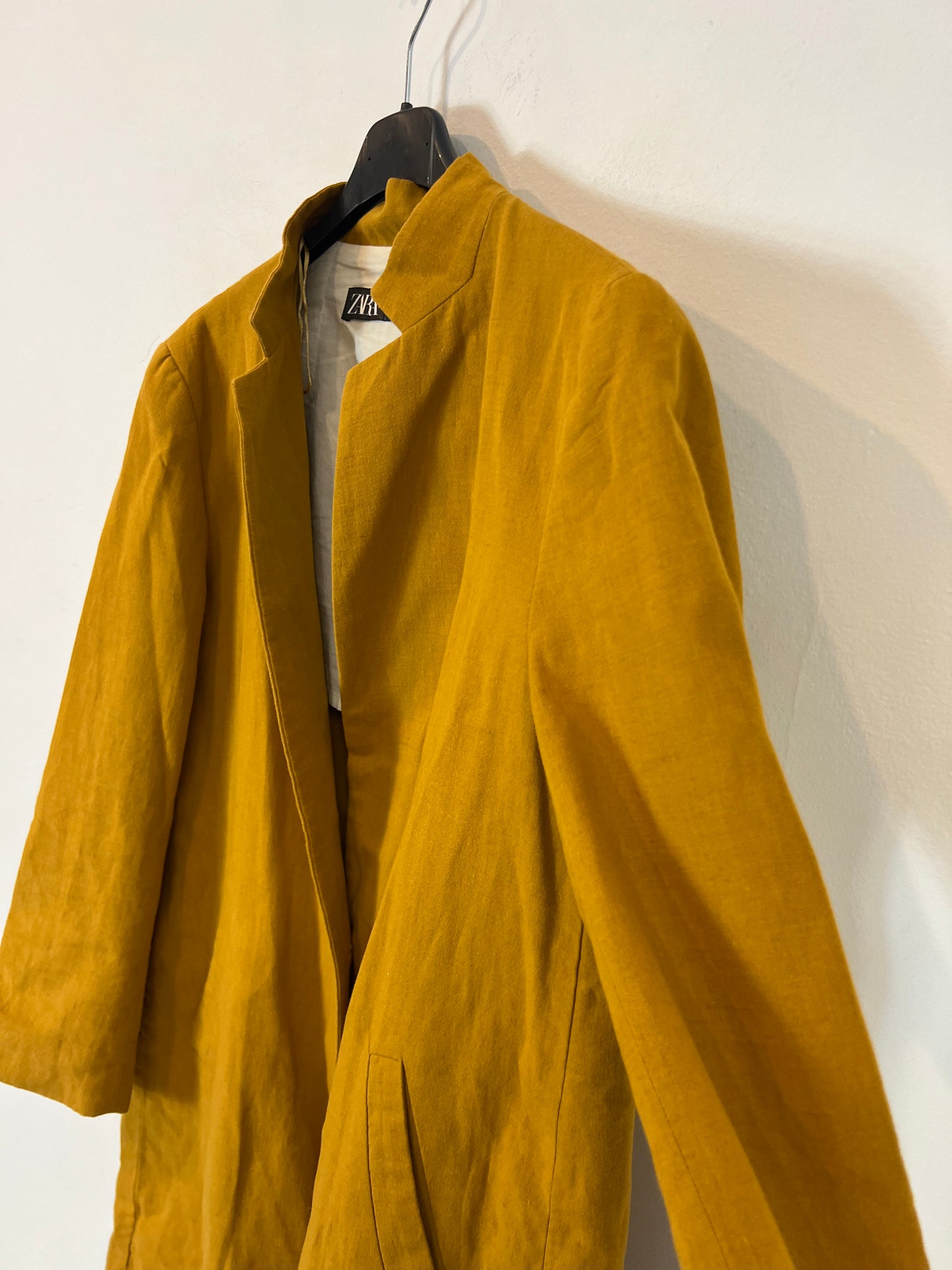 ZARA. Chaqueta larga mostaza. T M