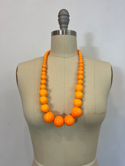 OTRAS. Collar bolas color mandarina