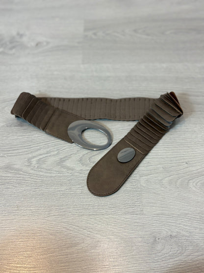 OTRAS. Cinturón marrón hebilla ovalada