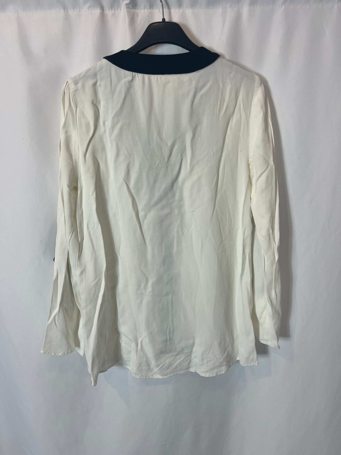 ZARA. White blouse with black details. TS