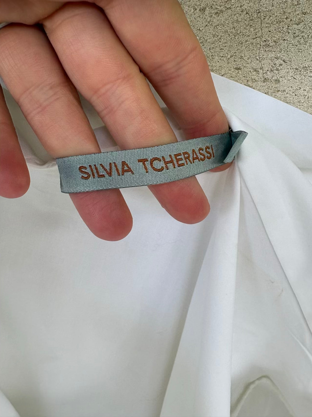 SILVIA TCHERASSI. Camisa blanca detalle mangas