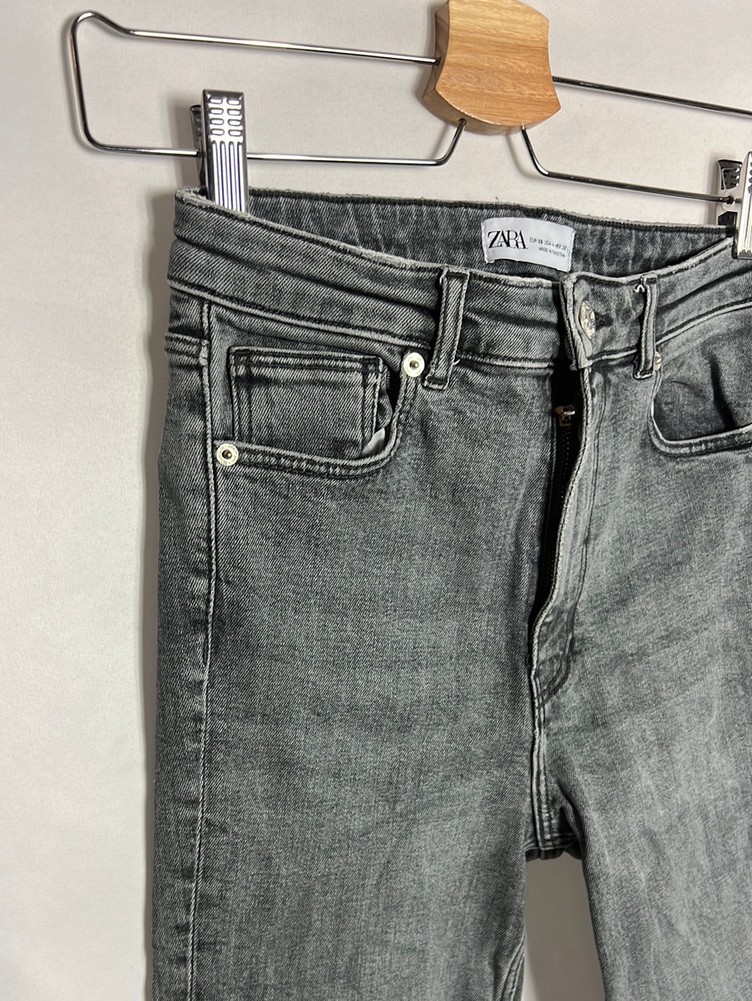 ZARA. Pantalón recto apreturas gris. T 36