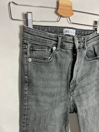 ZARA. Pantalón recto apreturas gris. T 36