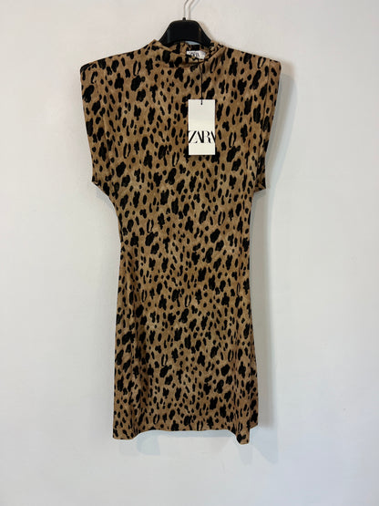 ZARA. Vestido corto  animal print hombreras.. T S