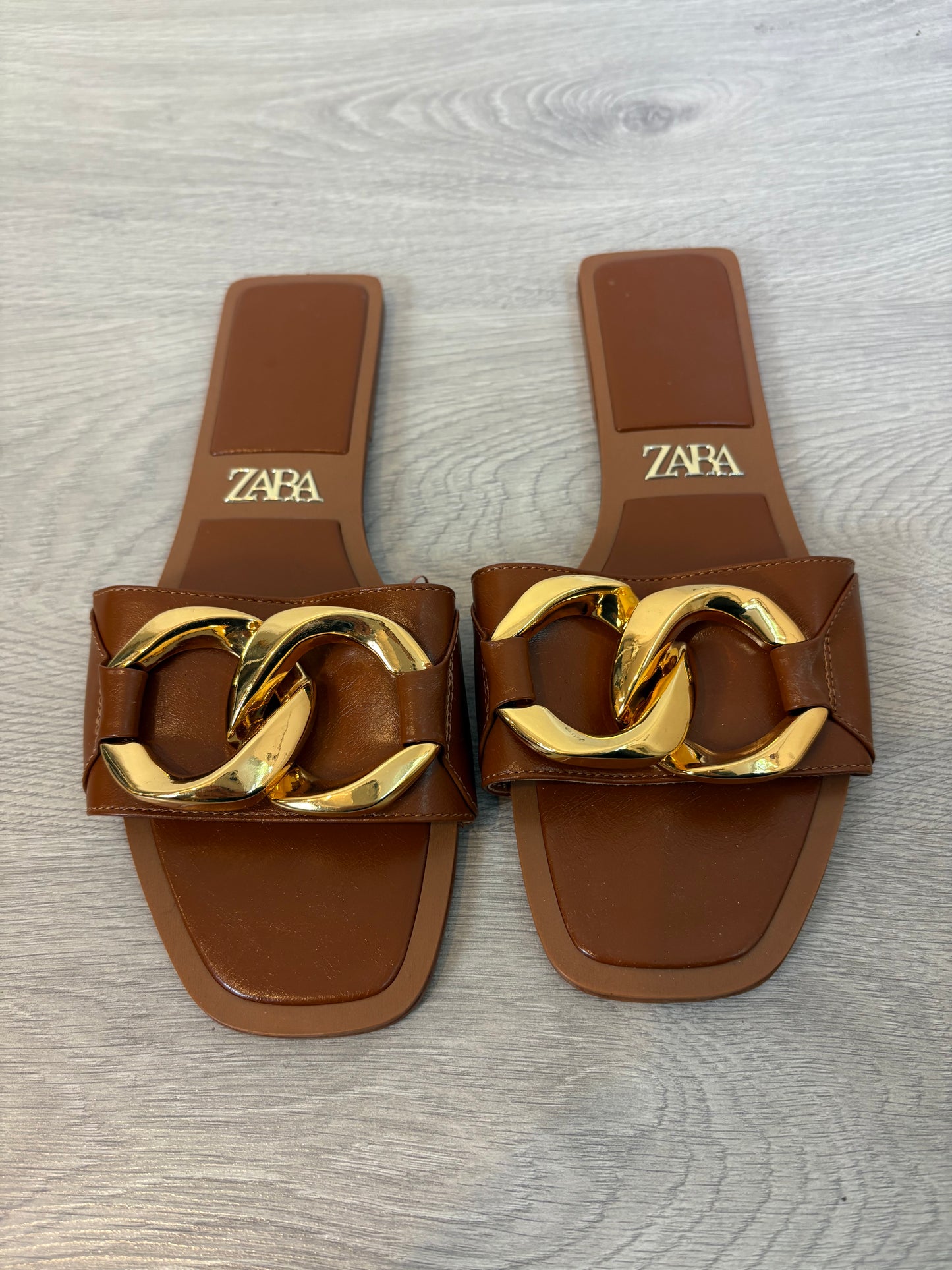 ZARA . Sandalia plana hebilla. T 38