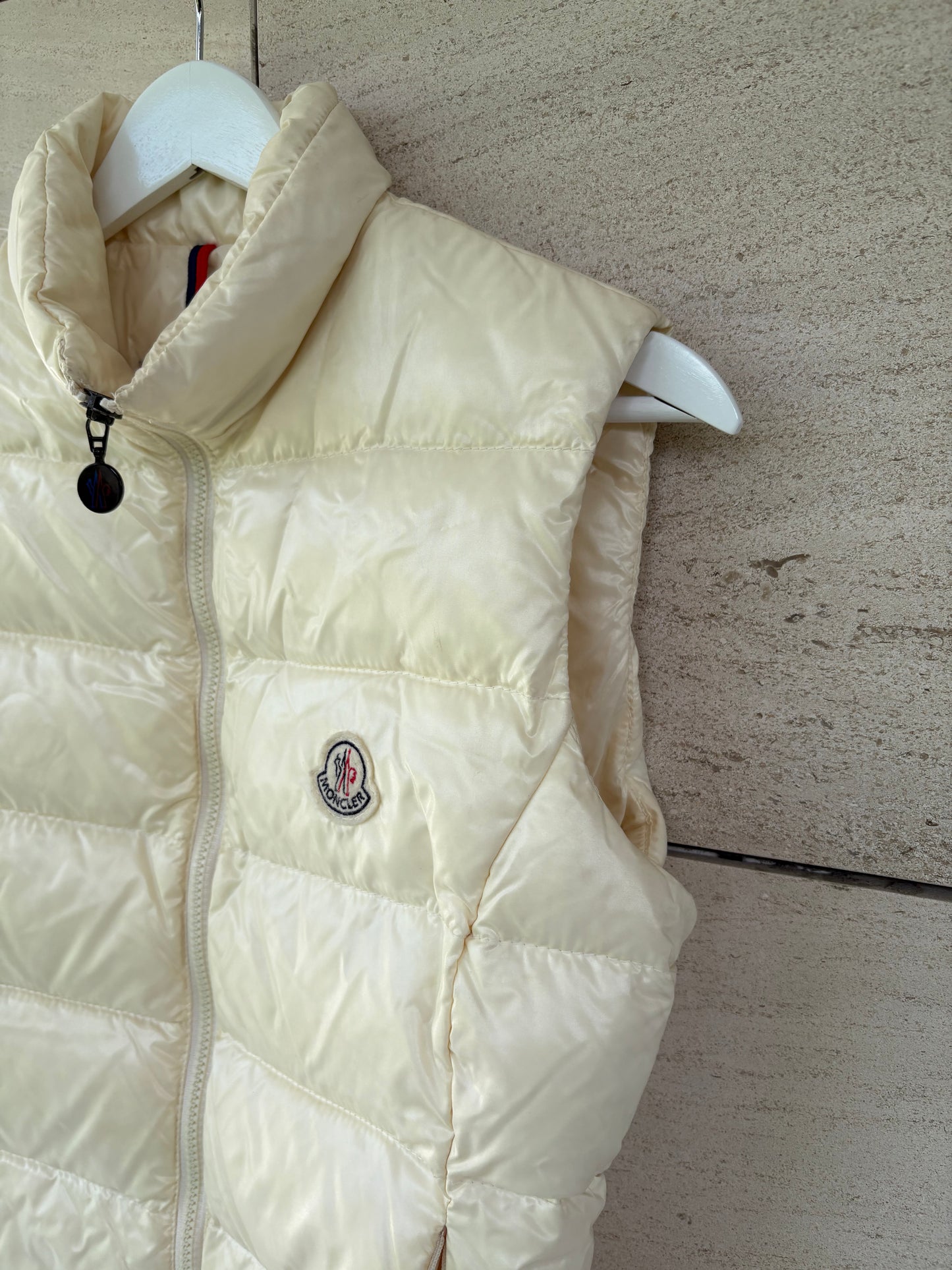 MONCLER. Chaleco ligero beige claro . T 2 (S/M)