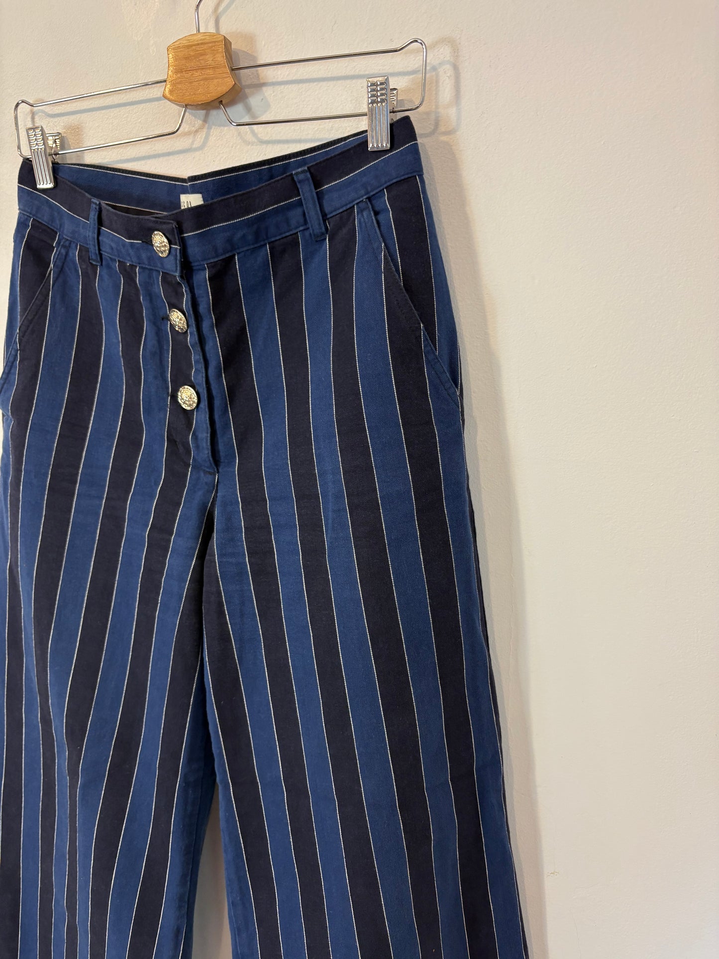 MASSCOB. Pantalón azul rayas detalle botones