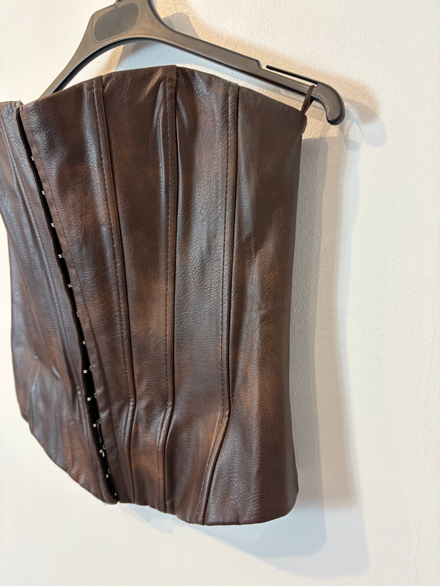 ZARA. Corsé efecto piel marrón