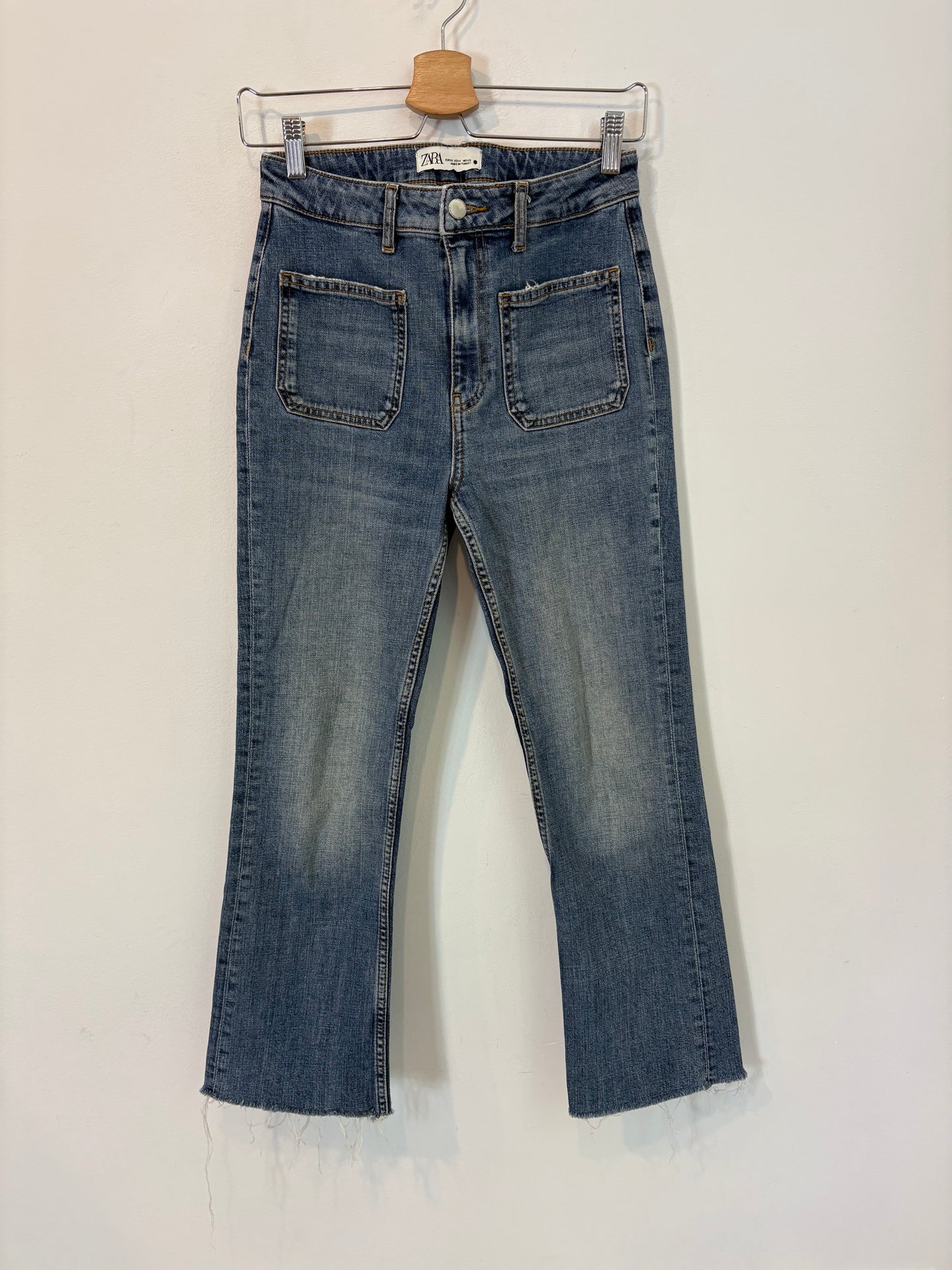 ZARA. Pantalón denim recto. T 36