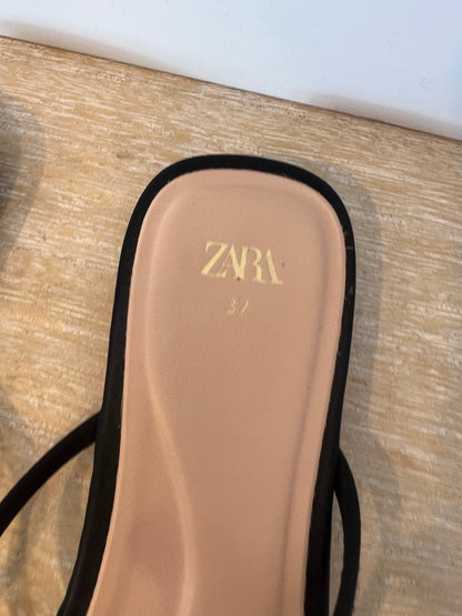 ZARA. Sandalia plana hojas tela. T 37