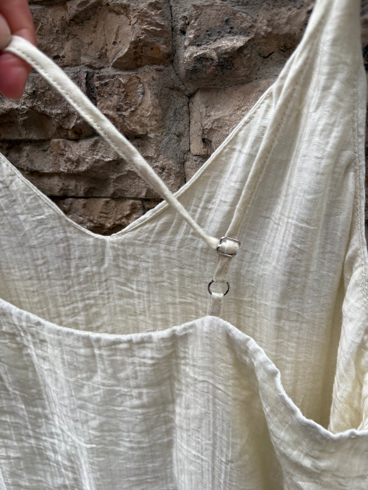 Vestido fluido de tirantes con borlas