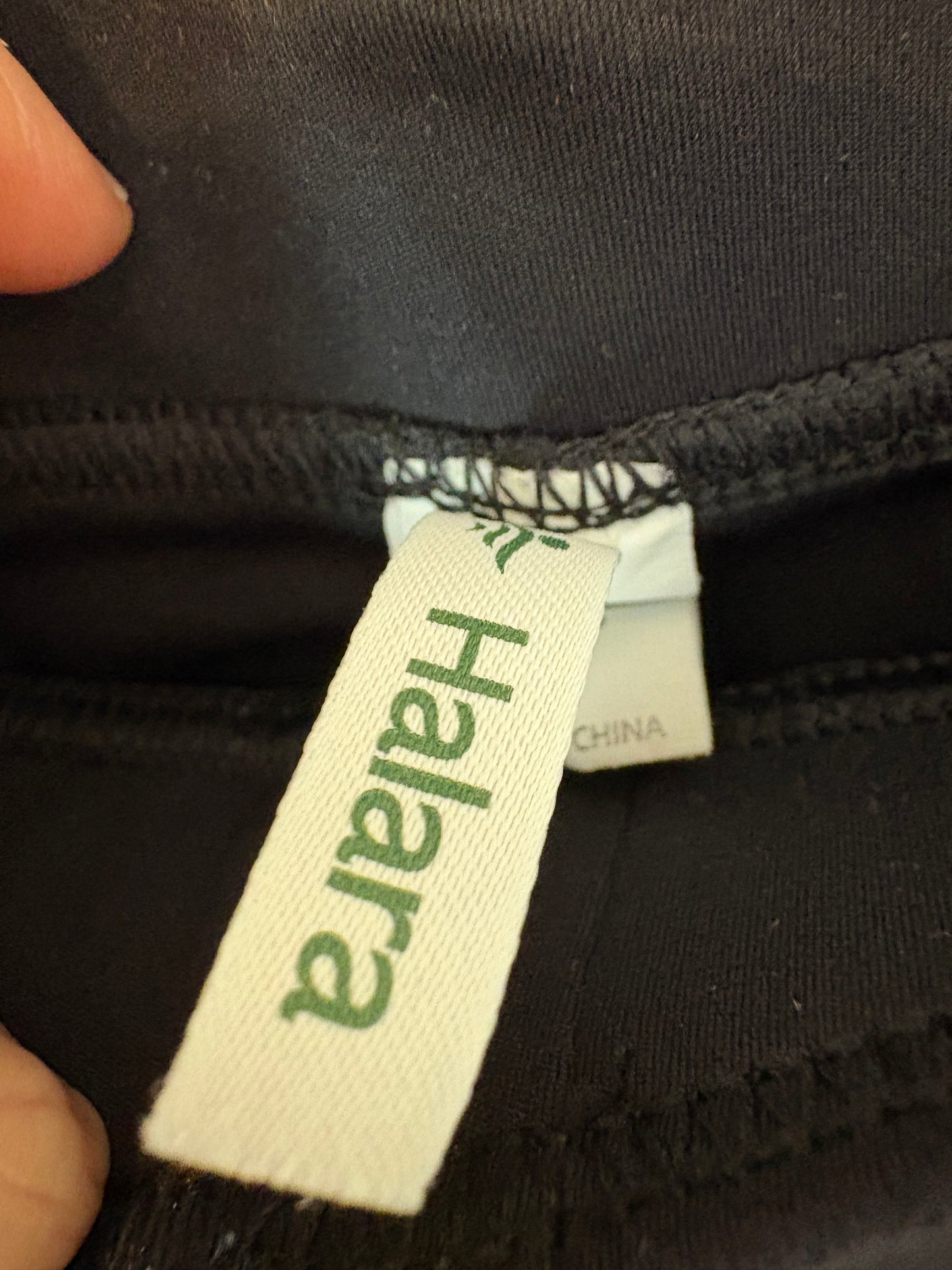 HALARA. Pantalón negro bolillos textura