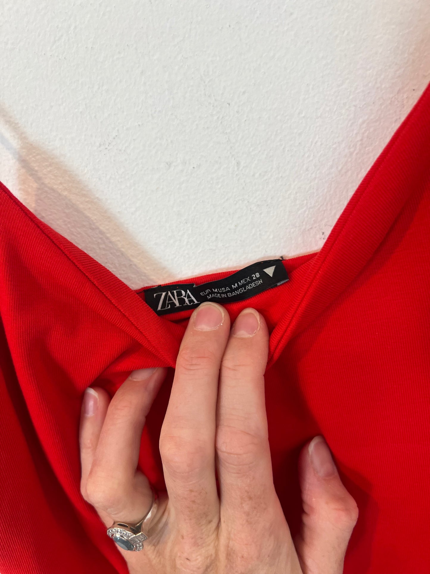 ZARA. Vestido entallado rojo  T.m