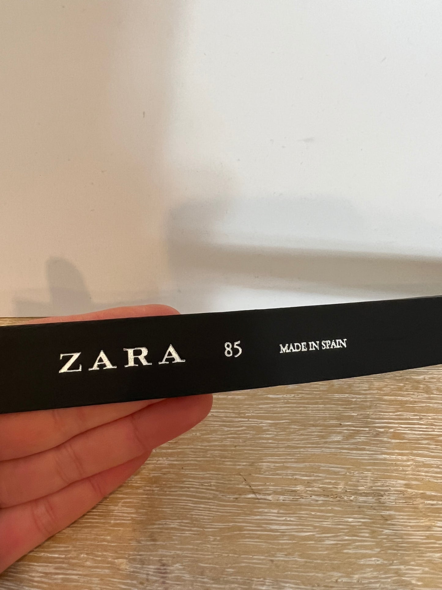ZARA. Cinturón negro hebilla plateada pequeña. T 85