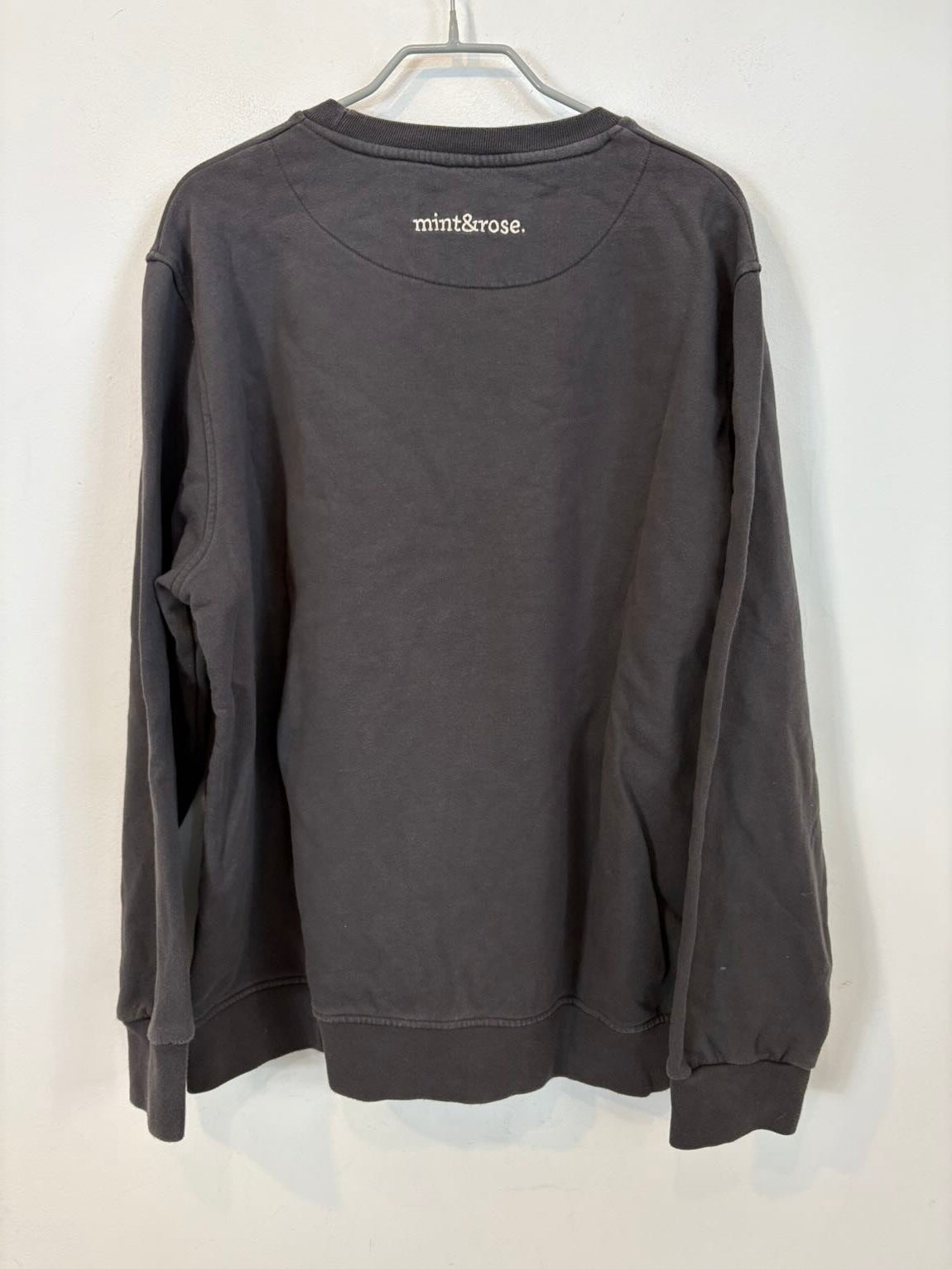 MINT & ROSE. Sudadera gris oscuro letras bordadas
