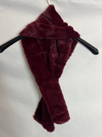 OTHERS. Burgundy fur collar