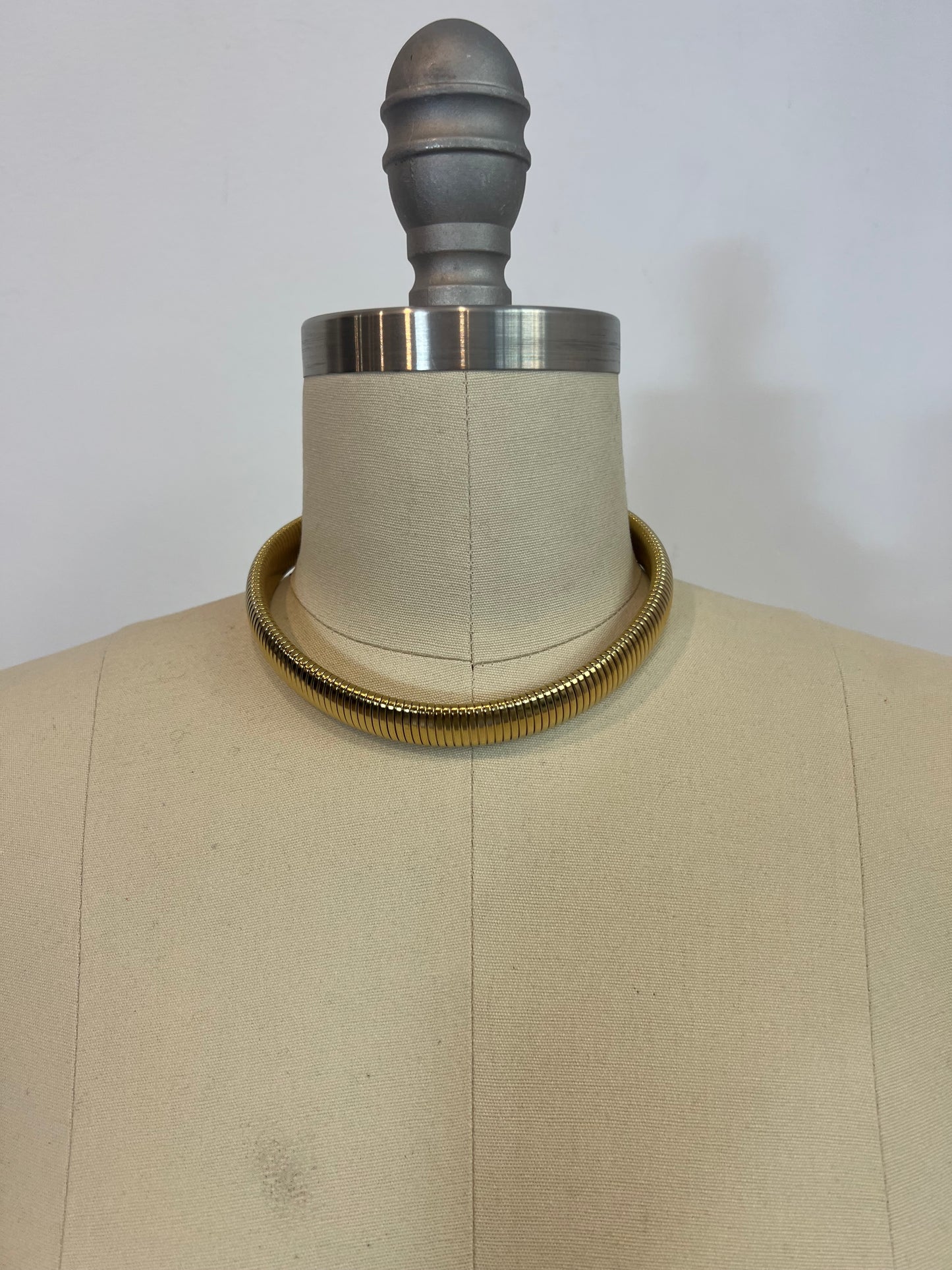 OTRAS. Gargantilla dorada ajustable