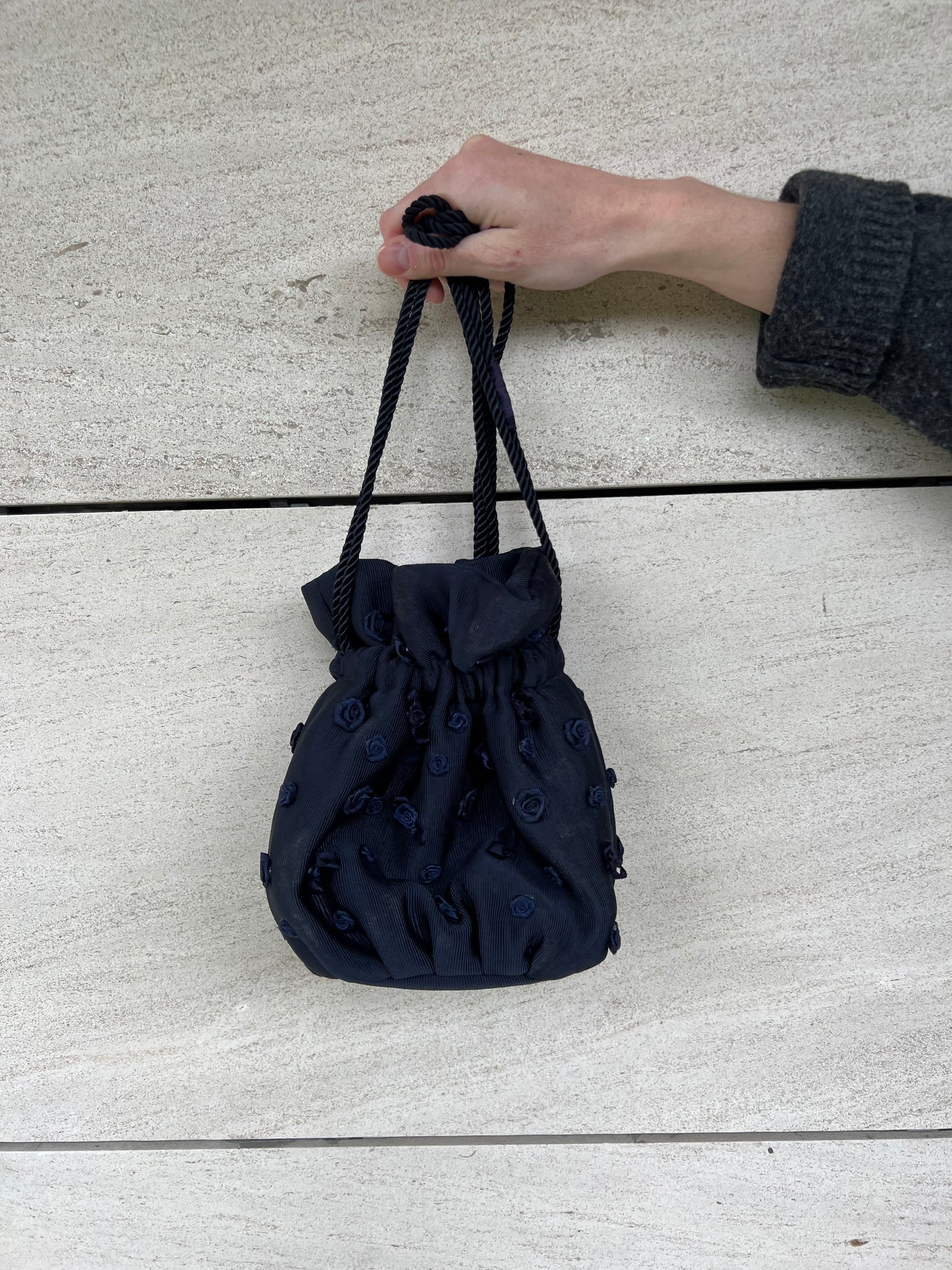 DRAP DIFUSSION. Dark blue bucket-style bag