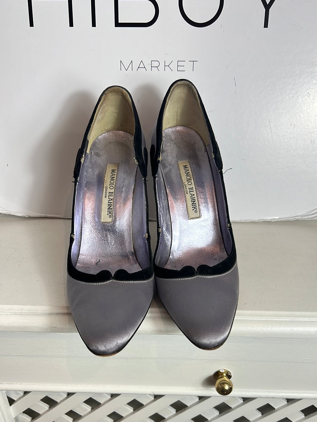 MANOLO BLAHNIK. Stilettos morados detalle en negro. T 39.5