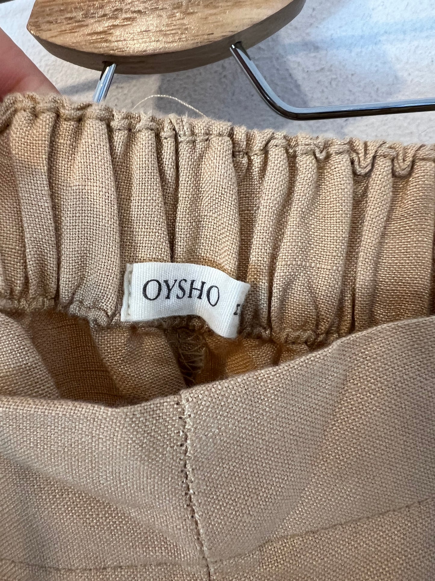 OYSHO. Pantalón fluido con lino beige. T M