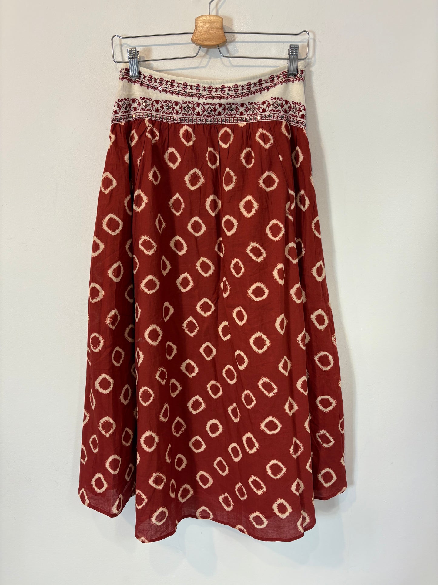 INTROPIA. Conjunto chaleco y falda detalles