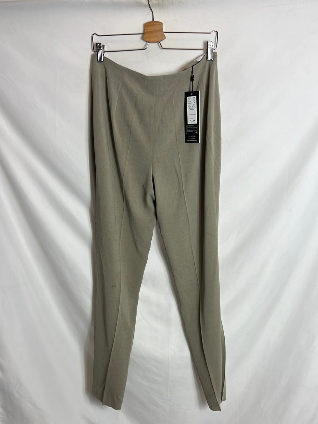 RED BANDS. Flowy taupe trousers with pleats. Size 42