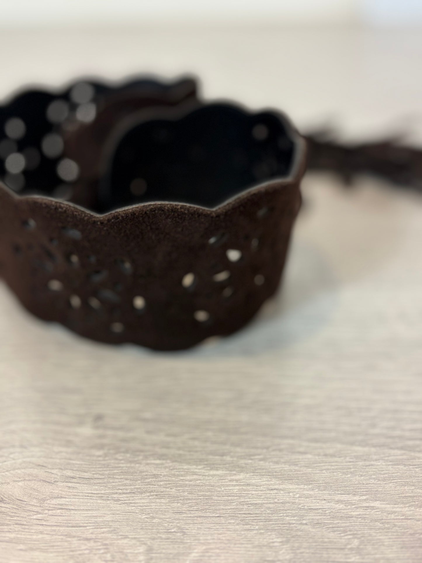 OTRAS. Cinturón marrón troquelado ajustable