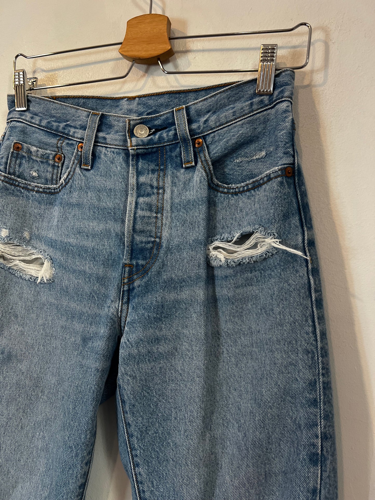 LEVI’S. Denim recto claro rotos