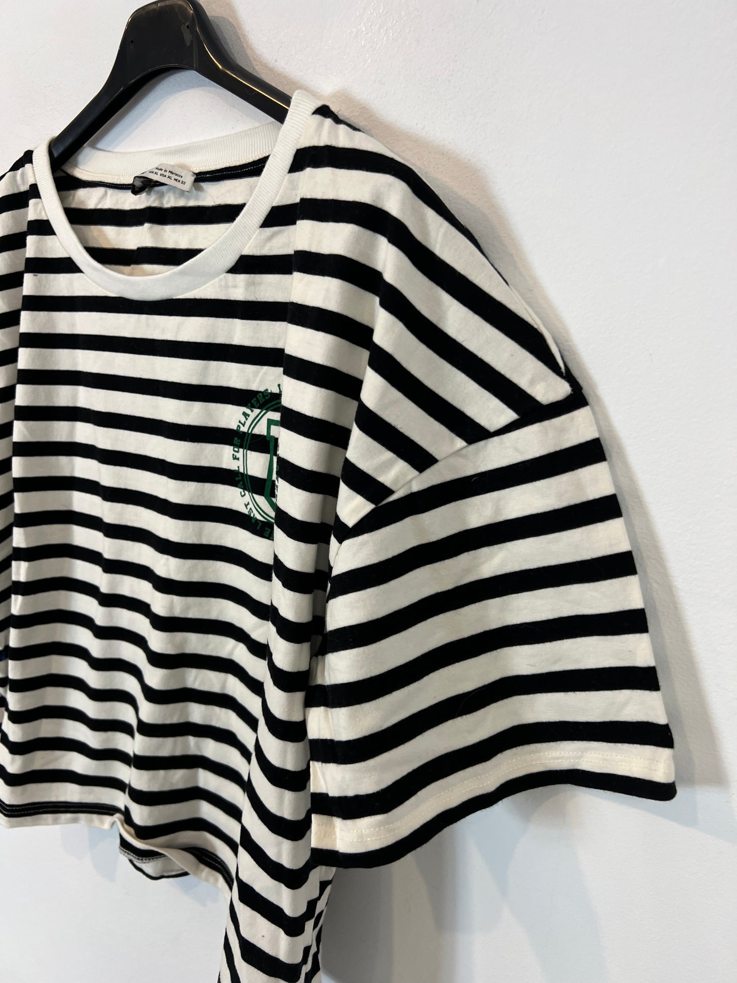 PULL&BEAR. Camiseta rayas  letras verdes. T XL