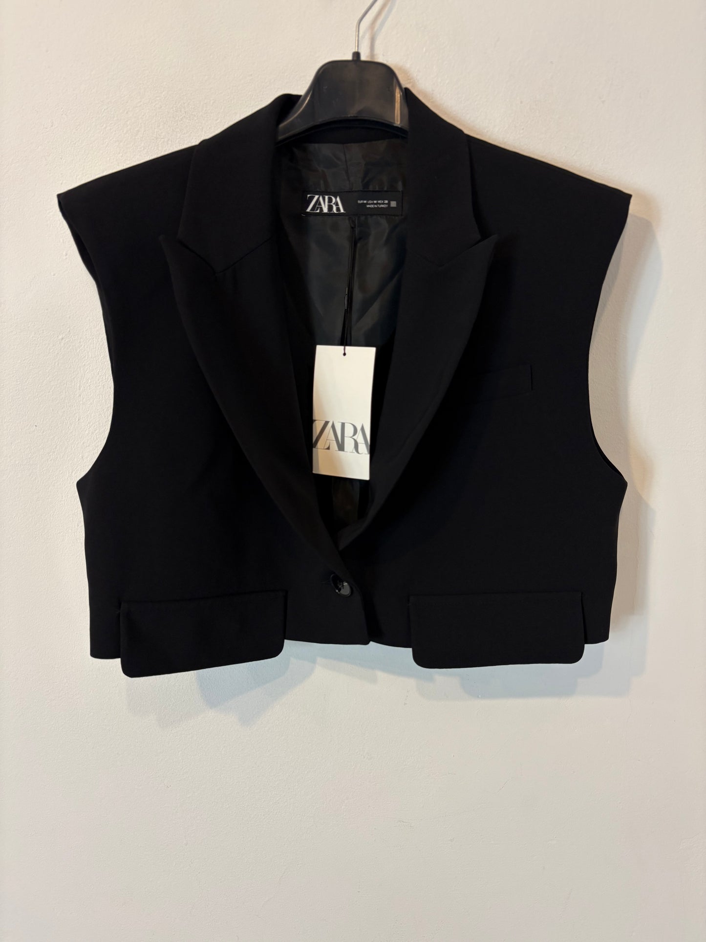 ZARA. Chaleco negro cropped