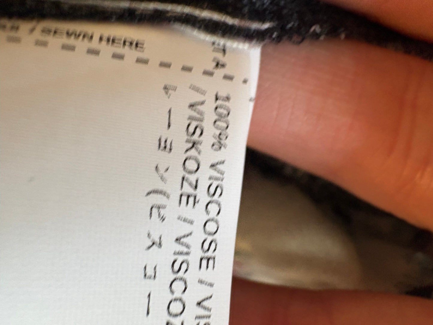 MANGO. Blusa estampada cuello pico