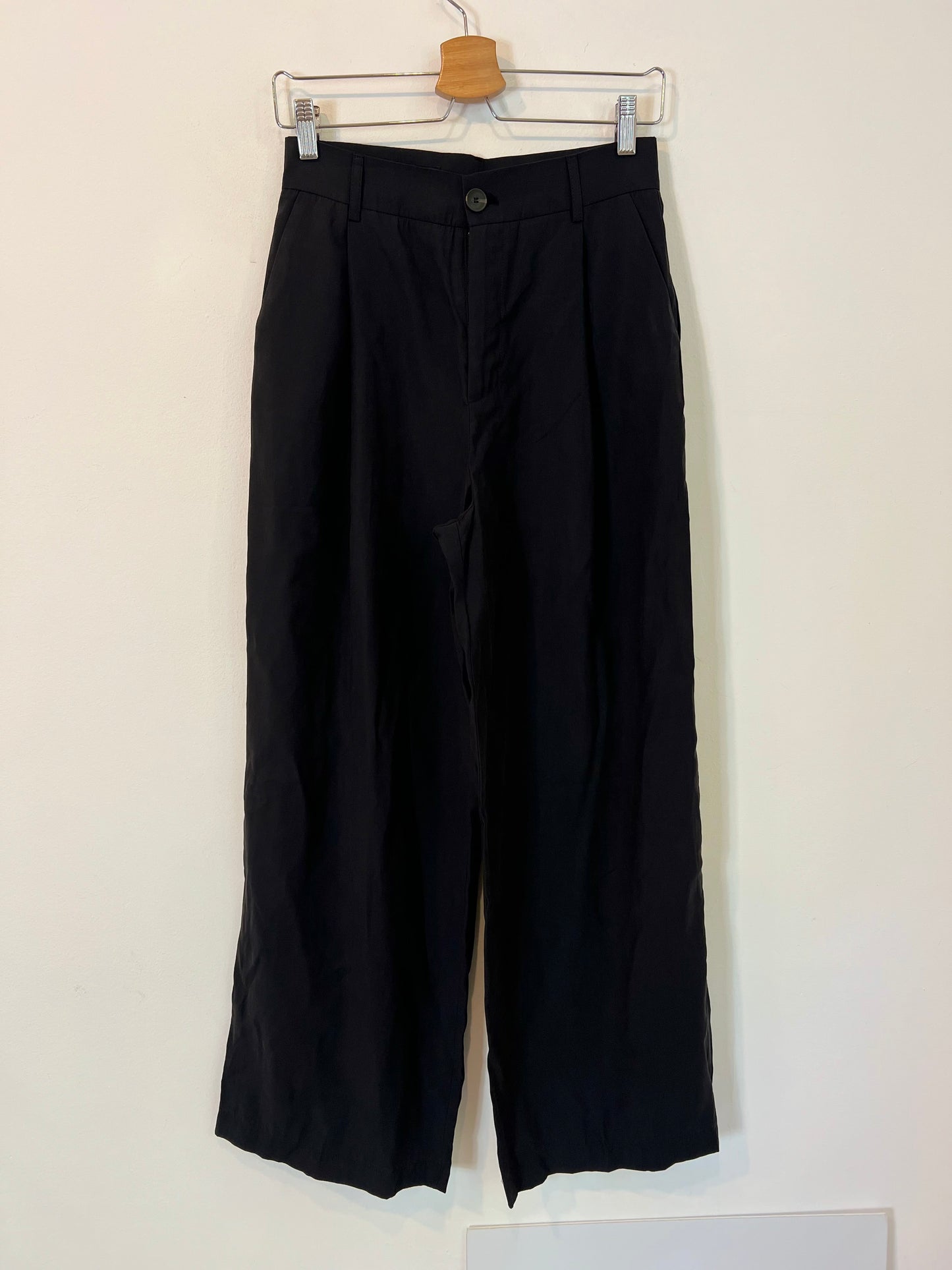 ZARA. Black pleated flowing trousers S.xs