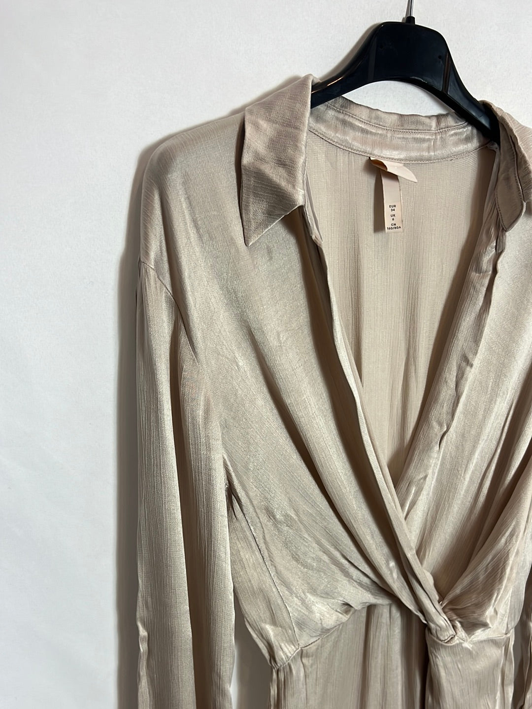 H&M. Vestido apertura color champán. T XS