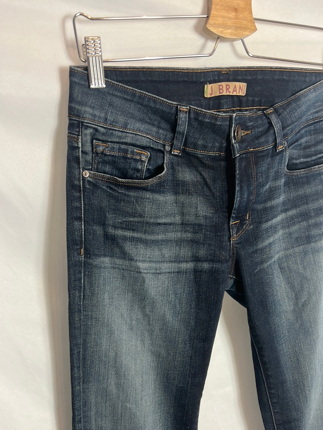 J BRAND. Dark denim worn camping effect. T 27 (38)