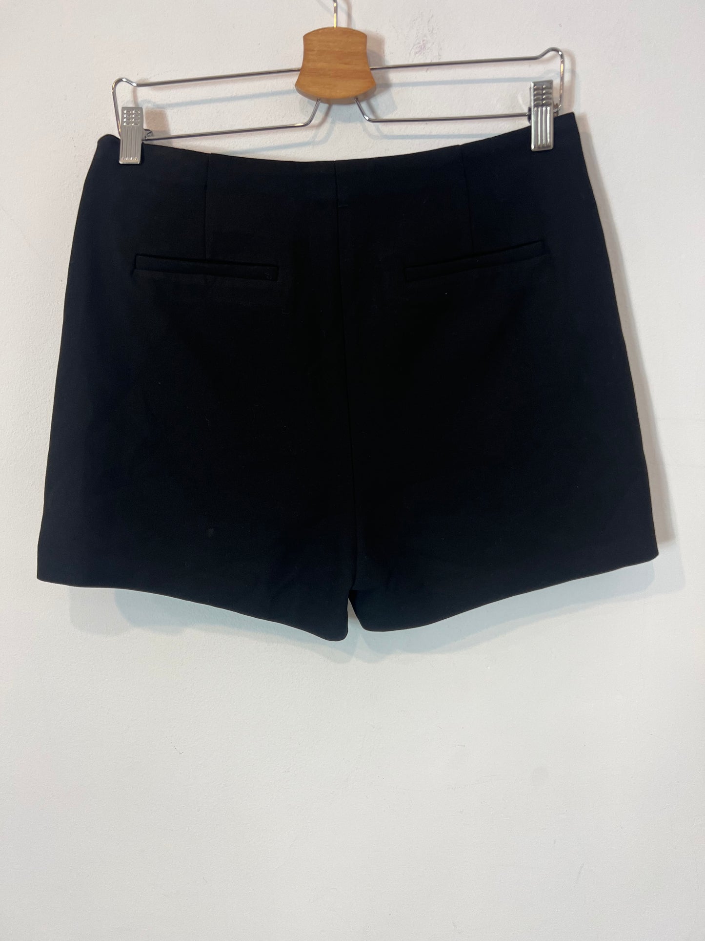ZARA. Falda pantalón negra solapa. T M